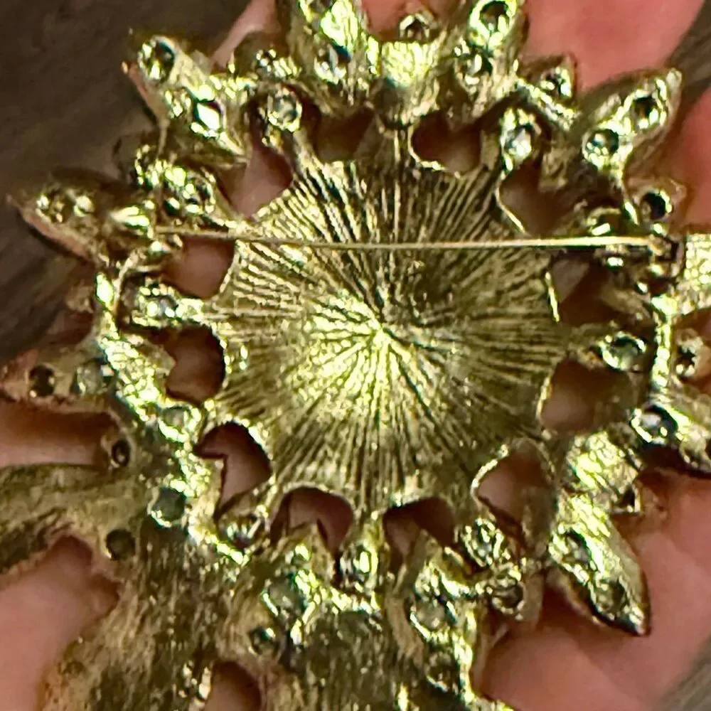 Sparkling Sunflower Crystal Brooch: A Ray of Sunshine for Your Collection New